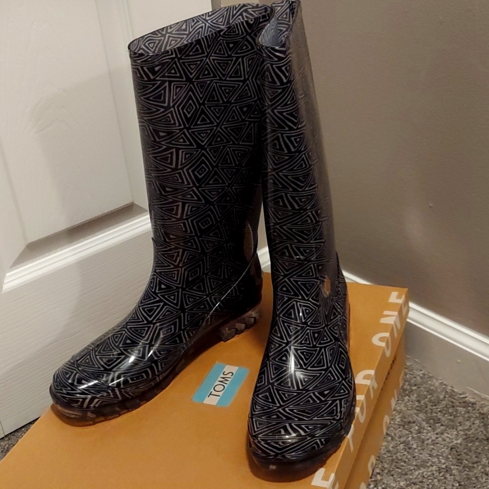 TOMS black and white print rain boots